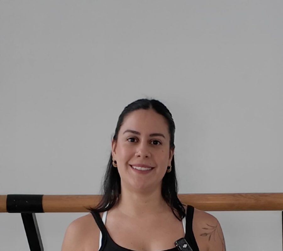 Retrato en el salón de Brío, junto a la barra.